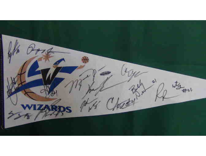 2001 Washington Wizards team Autographed flag including Michael Jordan's signature - Photo 1