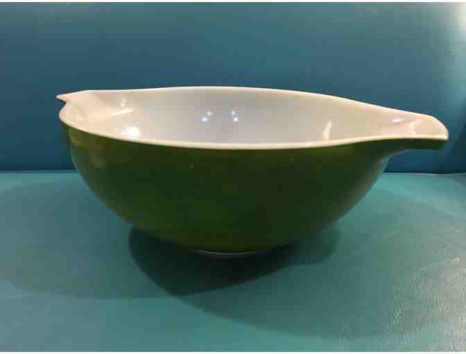 Three vintage Pyrex dishes