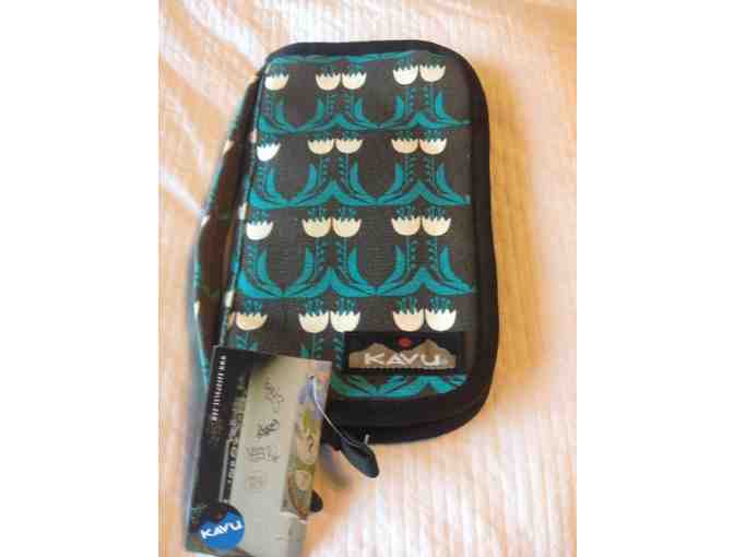 Clutchable Wallet by KAVU