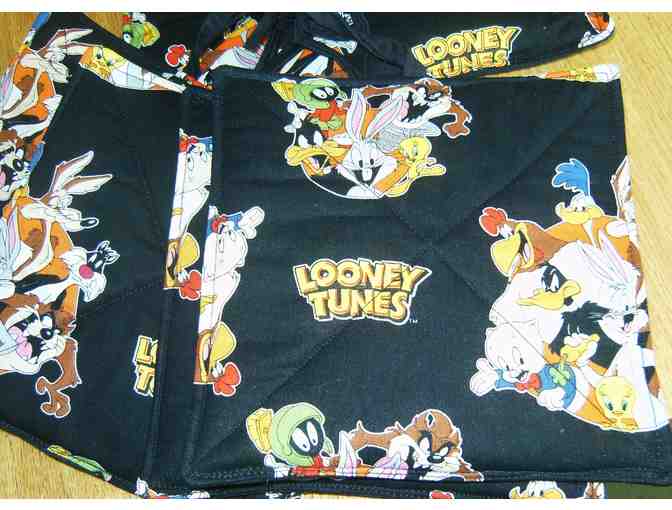 Quilted pot holders (4) and warming pad (1) with Looney Tunes pattern