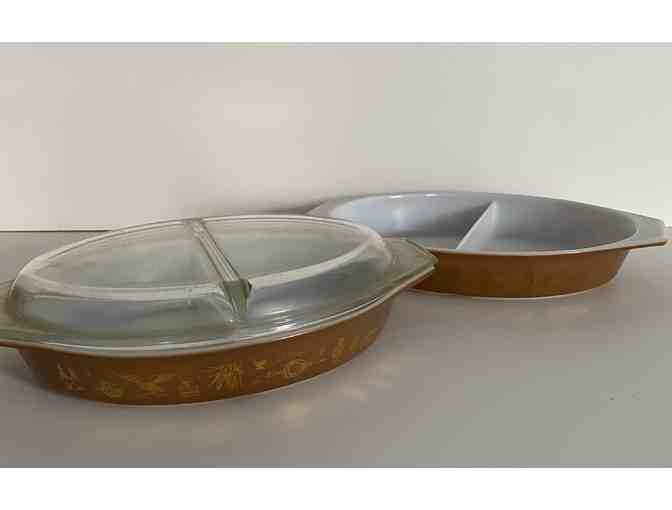 Two "Early American" Pyrex Divided Dishes (1.5 Qt) and one glass lid. - Photo 1