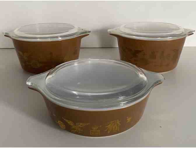 Three PYREX Casserole Dishes, One #471 (1 Pt.) & Two #473 (1 Qt.) with lids. - Photo 1