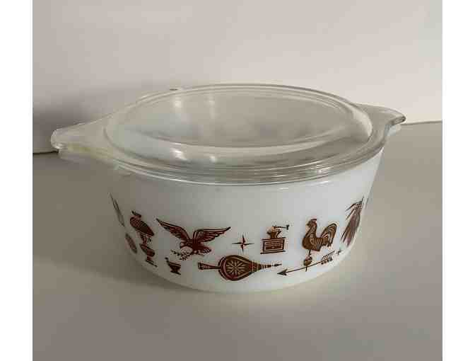 One PYREX "Early American" Casserole in WHITE #473 (1 Qt.) with lid - Photo 1