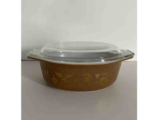 One PYREX "Early American" Oval Casserole Dish with Lid #045 (2.5 Qt.) & #945-C (lid) - Photo 1
