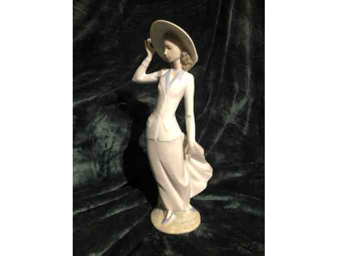 Lladro Porcelain Figurine: Woman with Hat