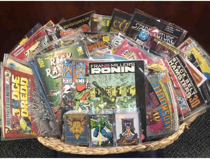 Independent/Nontraditional Comic Set Treasure Trove with Cards - Photo 1