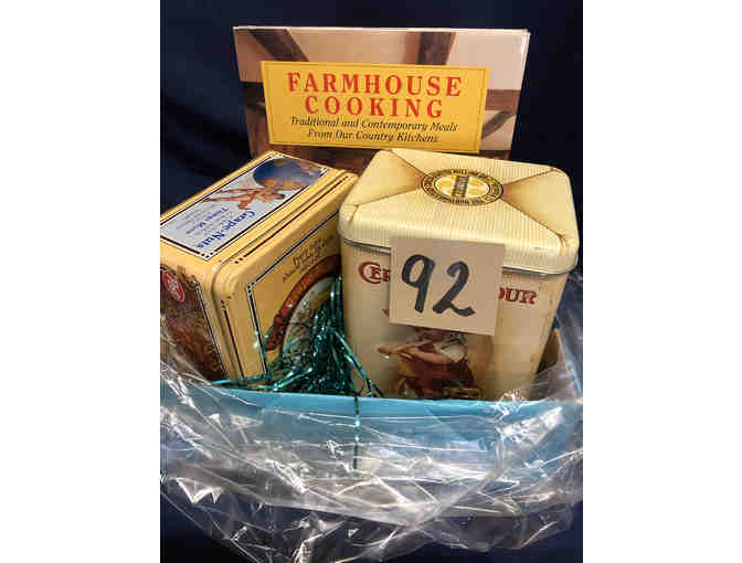 100- Farmhouse cooking book and two vintage tins - Photo 1