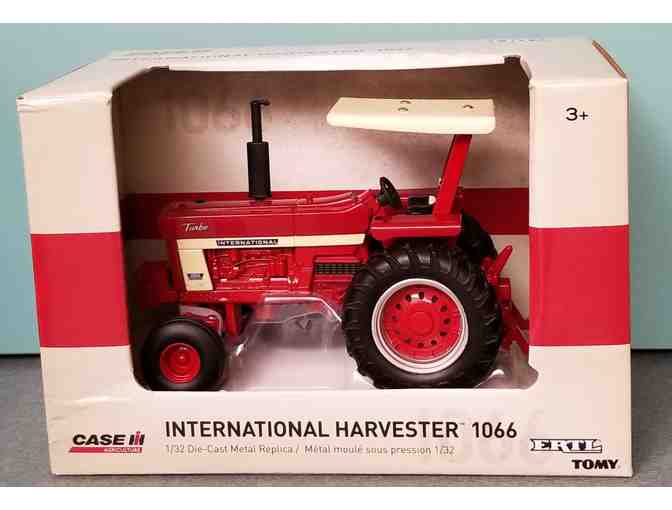 International Harvester 1066 Toy Tractor - Photo 1