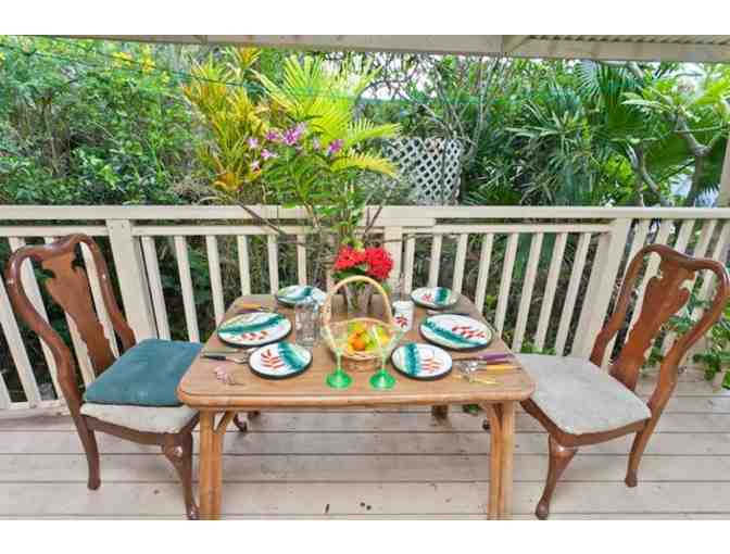 7 nights 1 bedroom Kona Guest House B&B Hawaii! Includes breakfast,lei's, & fruit basket!