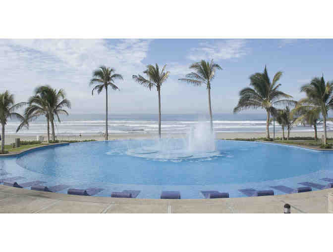 7 nights in luxurious resort in Acapulco, tripadvisor 4.5 star resort