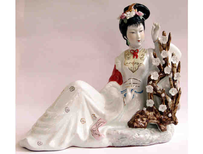 Porcelain offering goddesses - Pair