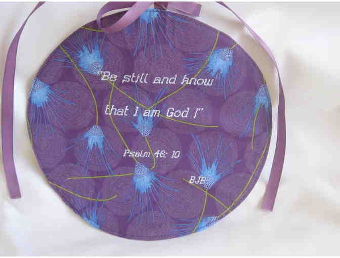 Embroidered finger labyrinth