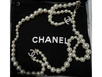 Classic CHANEL Pearl Necklace