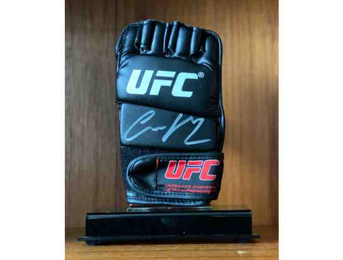 Conor McGregor Signed UFC Glove - Photo 2