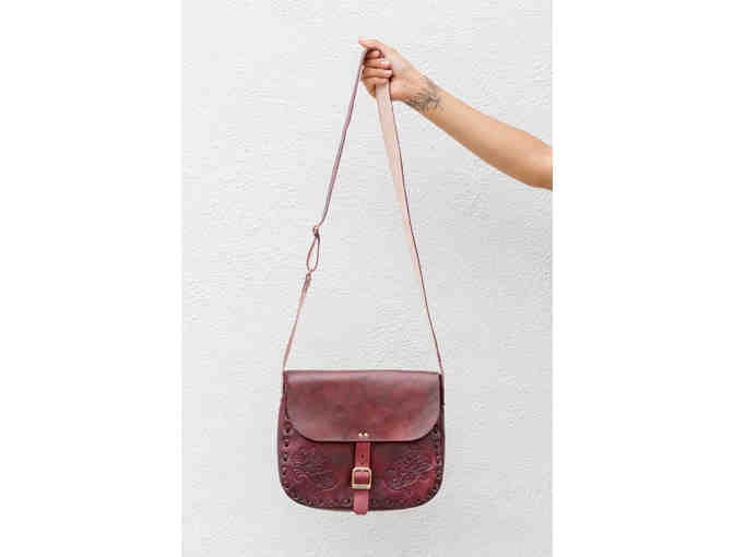 'Dos Gardenias' Leather Saddle Bag by Lola y Tula