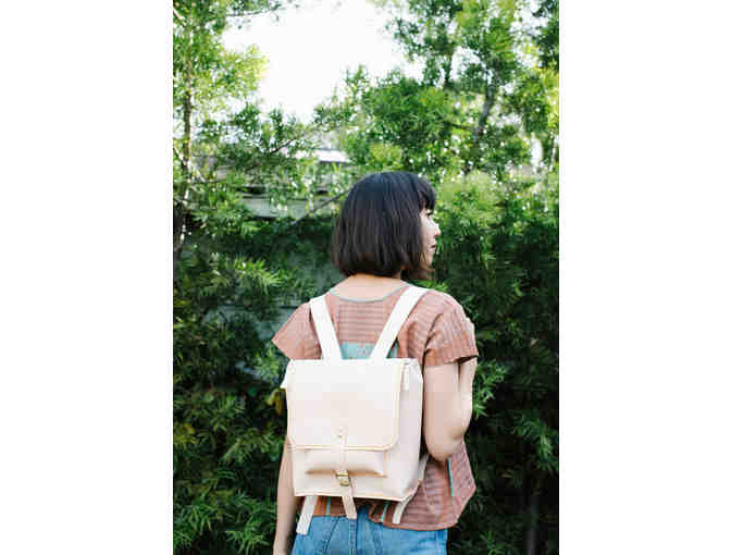 LOLA Y TULA 'ISA' LEATHER BAGBACK IN NATURAL