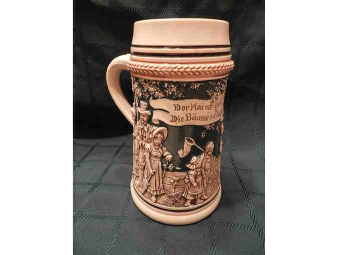 Green & Cream 1.5 L Non-Lidded Stein with Family Scene in the Countryside