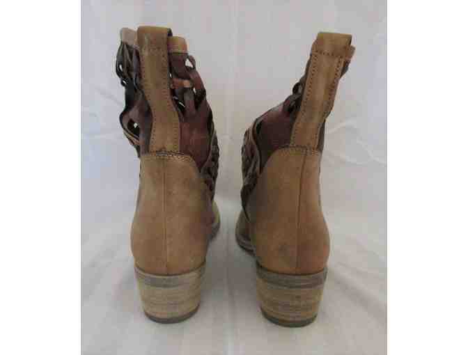 Christy Leather Boots - Size 7 in Tan