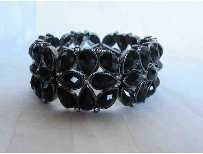 Black Gemstone Bracelet with Flower Looking Design