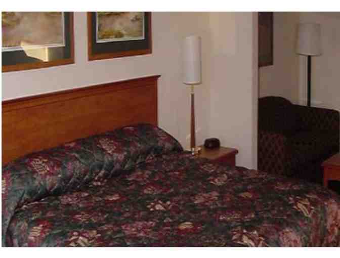 Hillsboro - One Night Stay in Whirlpool Suite at Hotel Hillsboro