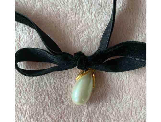 Choker Necklace with One Drop Pearl and Velvet Ribbon