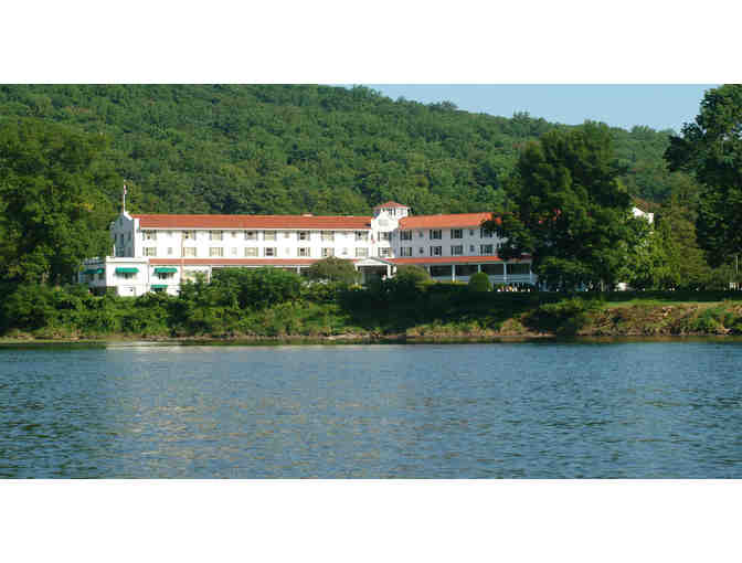 1 Night Stay with Breakfast plus River Trip for 4 at Shawnee Inn